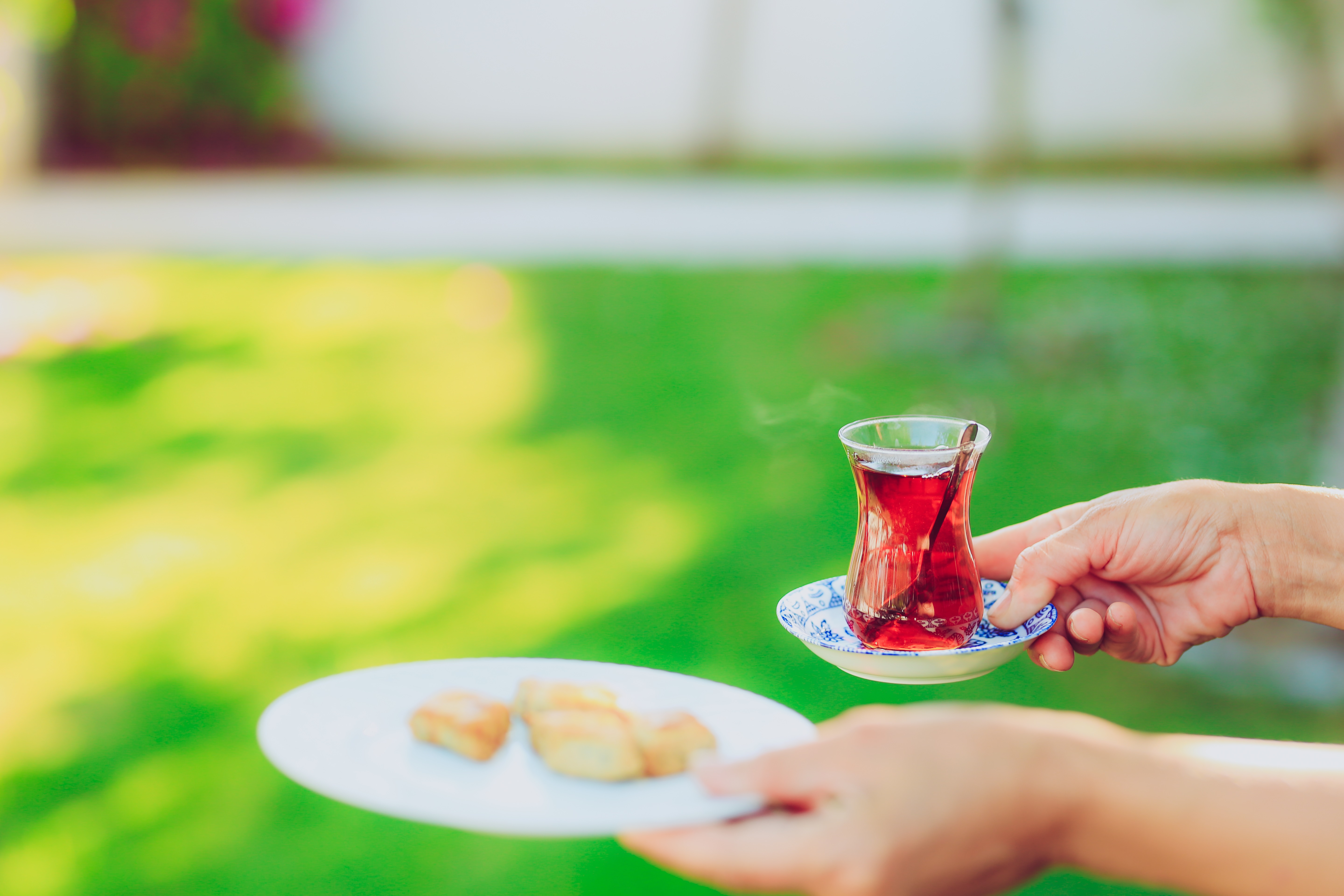 Otel bahçesinde çay ve kek ikramı