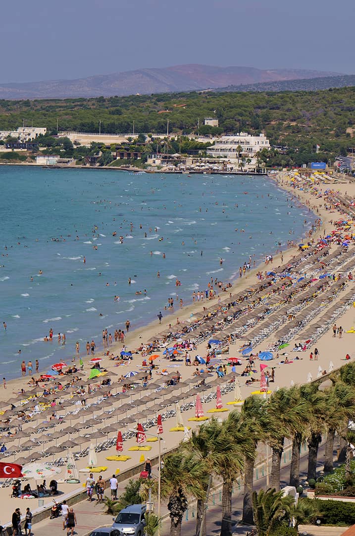 Ilıca Plajı’nın kumlu kıyısı ve turkuaz denizi